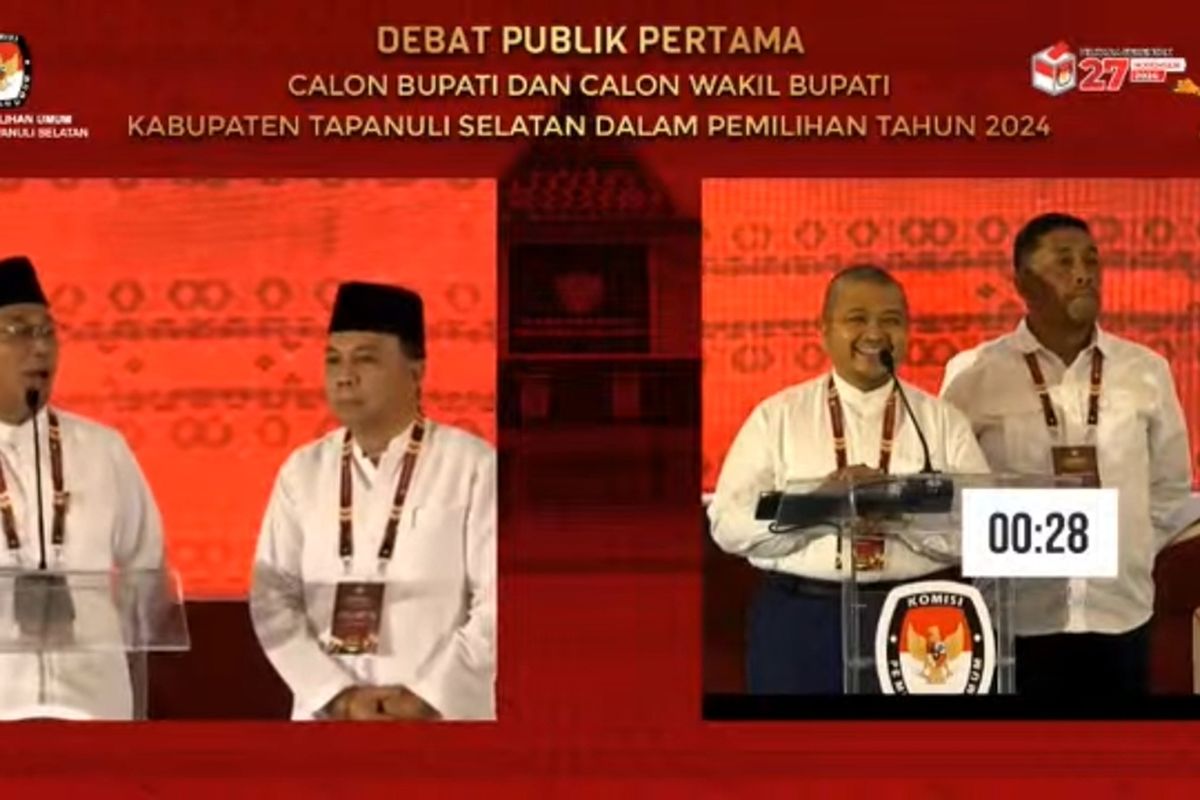 Debat publik perdana Pilkada Tapanuli Selatan, yang digelar KPU di Hotel Sapadia, Padanglawas Utara, Senin (4/11/2024). Pilkada Tapsel diikuti dua pasangan calon, dan masing-masing pasangan calon bupati, Gus Irawan Pasaribu merupakan paman dari Dolly Pasaribu..