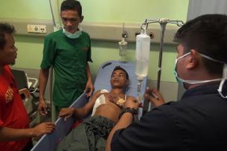 Seorang korban luka akibat bentrok massa di Kabupaten Aceh Singkil, Aceh, Selasa (13/10/2015), dirujuk ke Rumah Sakit Umum Zainal Abidin Banda Aceh. Korban menderita luka tembak di bagian dada dan harus menjalani operasi.