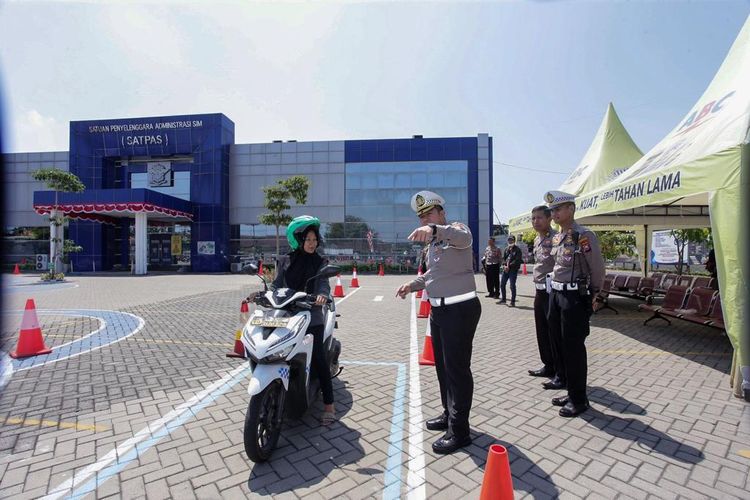 Sejumlah warga mengikuti ujian praktek SIM di Satpas Colombo, Surabaya, Jumat (4/8/2023).