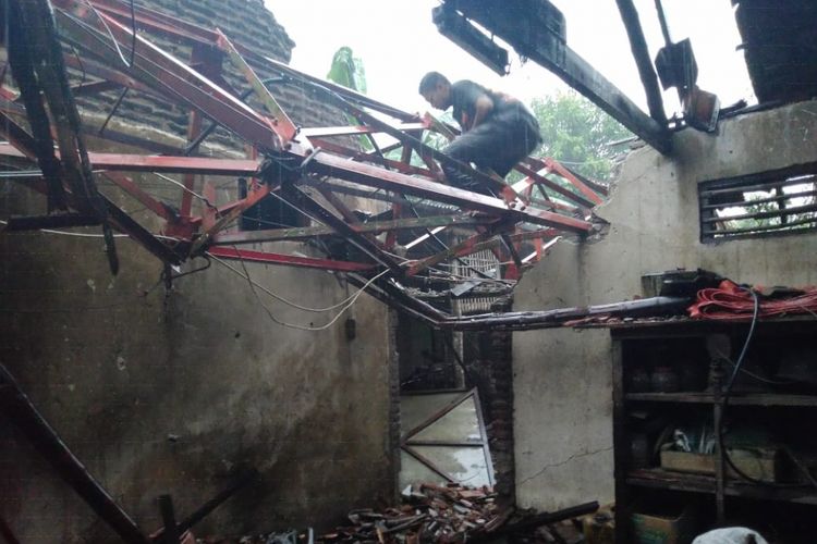 Dampak terjangan angin puting beliung di Desa Bulurejo, Kecamatan Diwek, Kabupaten Jombang, Minggu (24/2/2019).