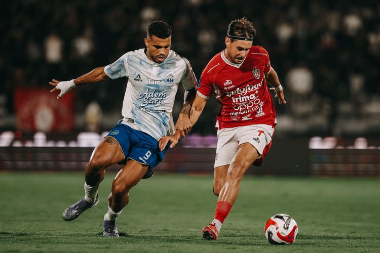Anton Fase (kiri) saat berduel dengan Thijmen Goppel (kanan) di laga Bali United vs PSIM pada pekan keenam Super League 2025-2026 di Stadion Kapten I Wayan Dipta, Sabtu (20/9/2025).
