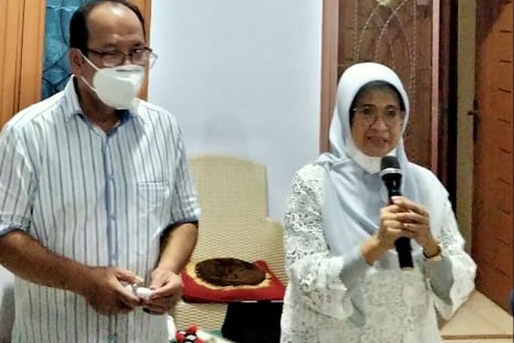 Foto: Asner Silalahi dan Susanti Dewayani saat memberikan kata sambutan di kediaman Asner, Jalan Sidamanik, Kelurahan Martimbang Kota Pematangsiantar, Rabu (9/12/2020).
