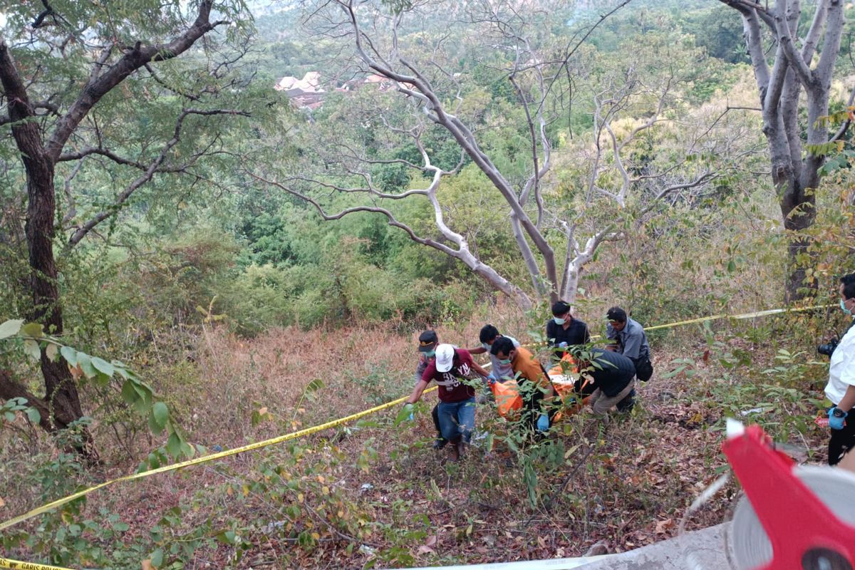 Proses evakuasi penemuan mayat di Pantai Tampora Situbondo pada Selasa (27/6/2023).