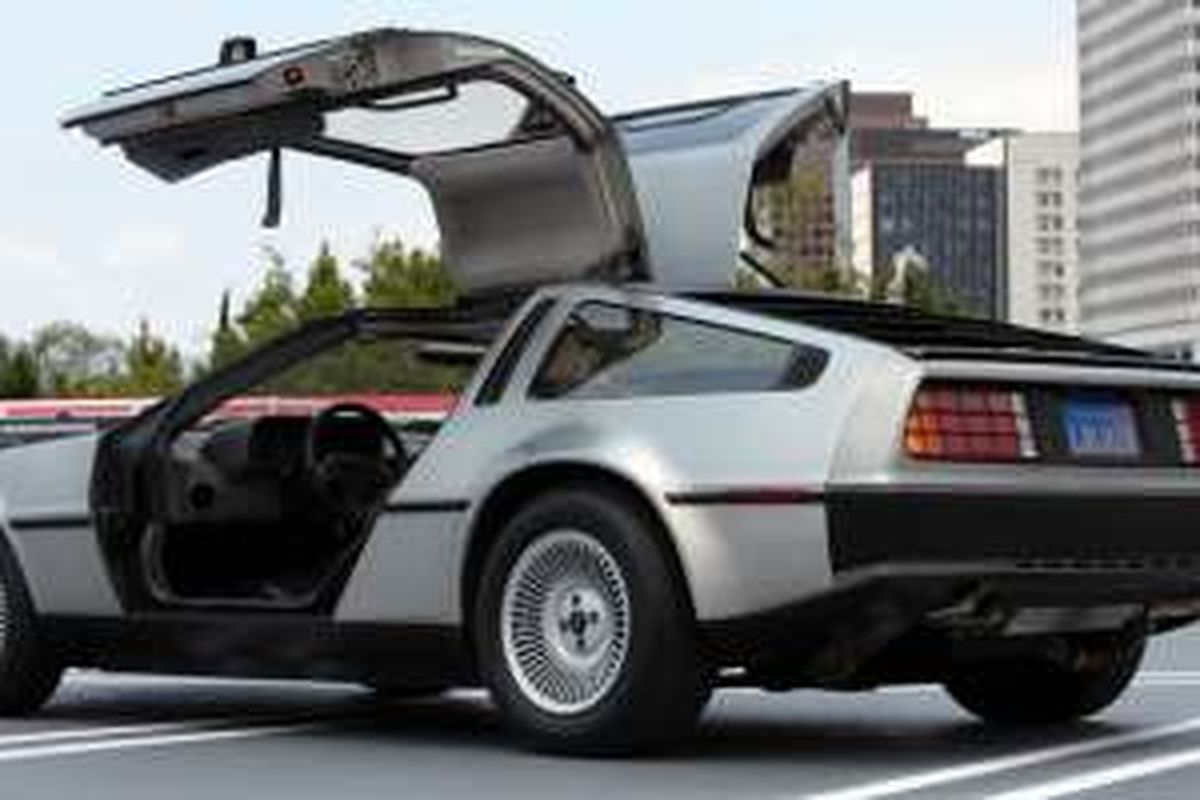 DeLorean DMC-12 memiliki mesin di belakang, penggerak roda belakang, dan punya pintu gullwing.