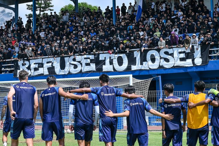 Bobotoh suporter dari Persib Bandung memberikan dukungan langsung di latihan tim di Stadion Persib, Sidolig Bandung, jelang duel Persib vs Persija Jakarta yang akan berlangsung Sabtu (9/3/2024) dalam pekan ke-28 Liga 1 2023-2024. 