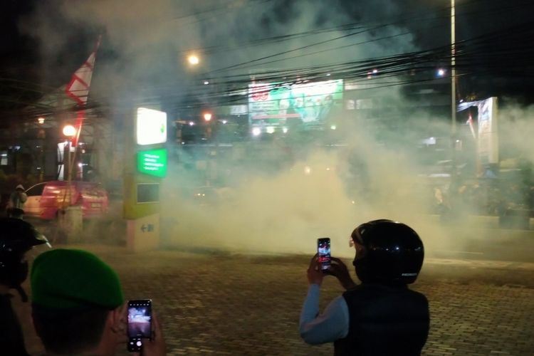 Gas air mata yang ditembakkan polisi ke massa aksi di sekitar Mapolresta Malang Kota pada Jumat (29/8/2025), malam.