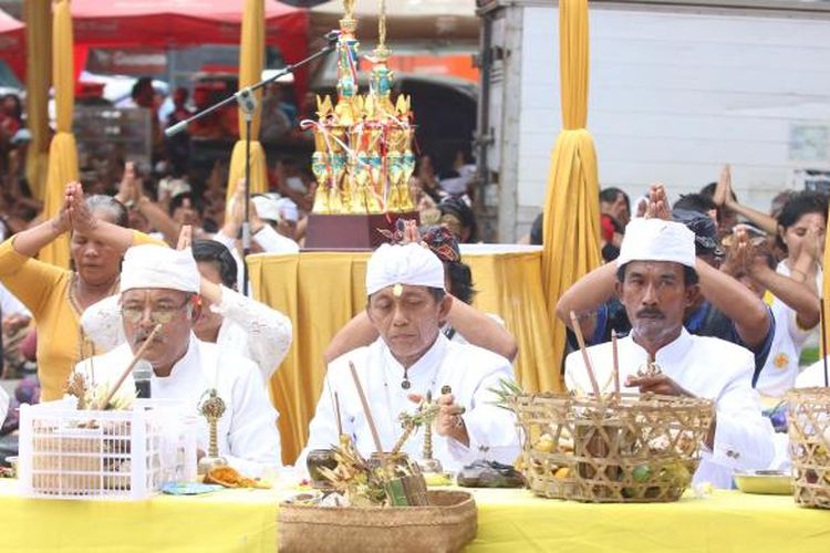 Sejumlah pemuka agama Hindu memimpin upacara Tawur Agung Kasanga di Bundaran Adipura, Bandar Lampung, Selasa (8/3/2016). Upacara Tawur Agung menjadi ritual keagamaan sebelum umat Hindu merayakan Hari Raya Nyepi pada Rabu (9/3/2016).