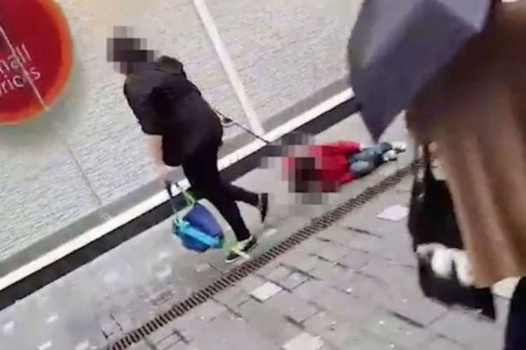 Seorang ibu terekam menyeret anaknya di Liverpool, Inggris. (Mirror)