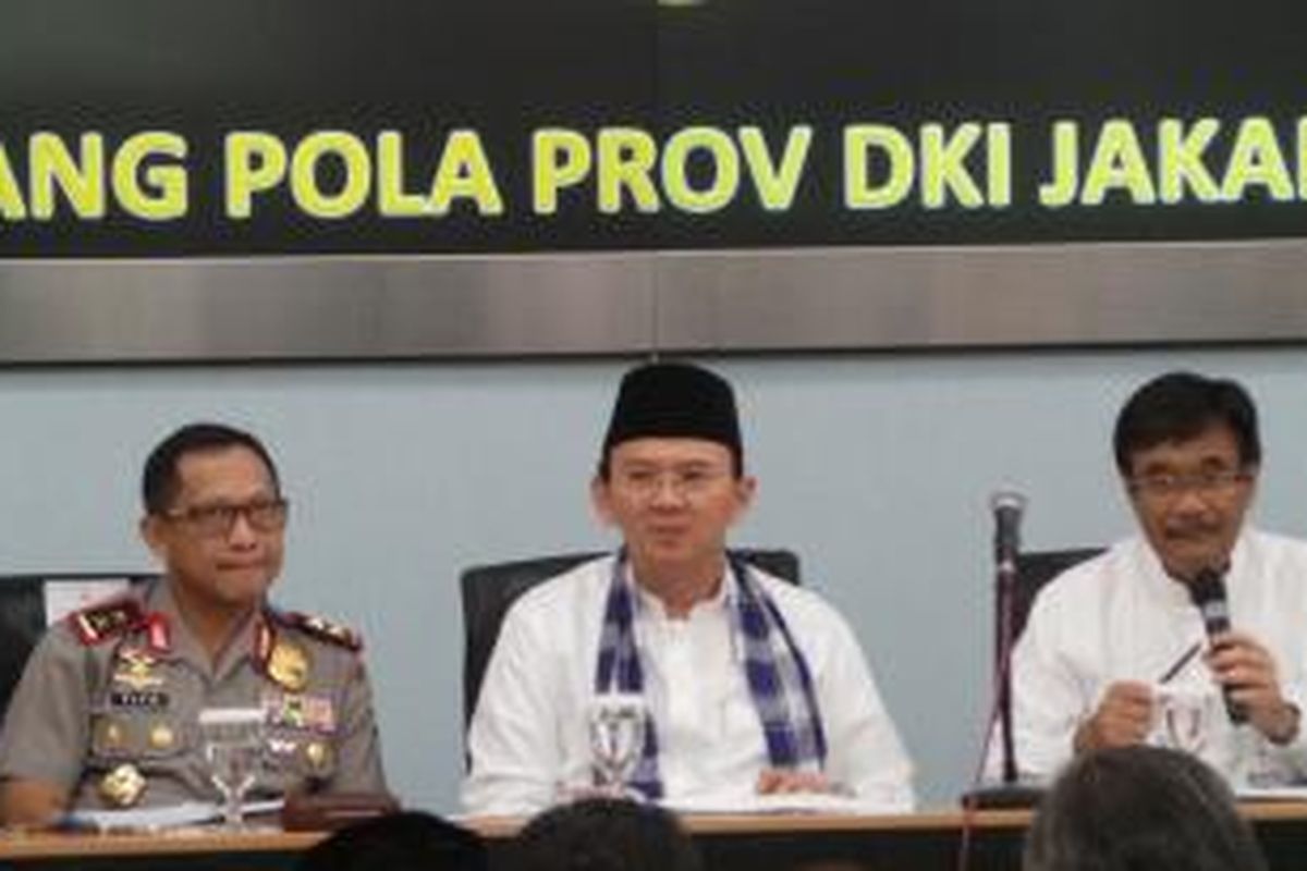 Gubernur DKI Jakarta Basuki Tjahaja Purnama bersama Wakil Gubernur DKI Djarot Saiful Hidayat dan Kapolda Metro Jaya Irjen Pol Tito Karnavian saat menghadiri pengarahan Gubernur tentang percepatan serapan APBD 2015, di ruang pola Blok G Balai Kota, Kamis (27/8/2015). 