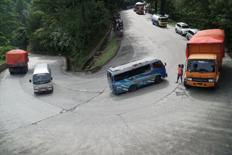 Sejumlah truk dan minibus melintas di tanjakan Sitinjau Lauik di jalan nasional Padang-Solok, tepatnya di Kecamatan Lubuk Kilangan, Kota Padang, Sumatera Barat, Kamis (8/4/2021).