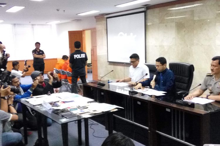  (Tengah) Direktorat Tindak Pidana Umum (Dirtipidum) Bareskrim Mabes Polri, Brigjen Pol Herry Rudolf Nahak dalam konfrensi pers di kantor Bareskrim yang sementara berlokasi di Kantor Kementerian Kelautan dan Perikanan, Jakarta, Rabu (29/3/2017).