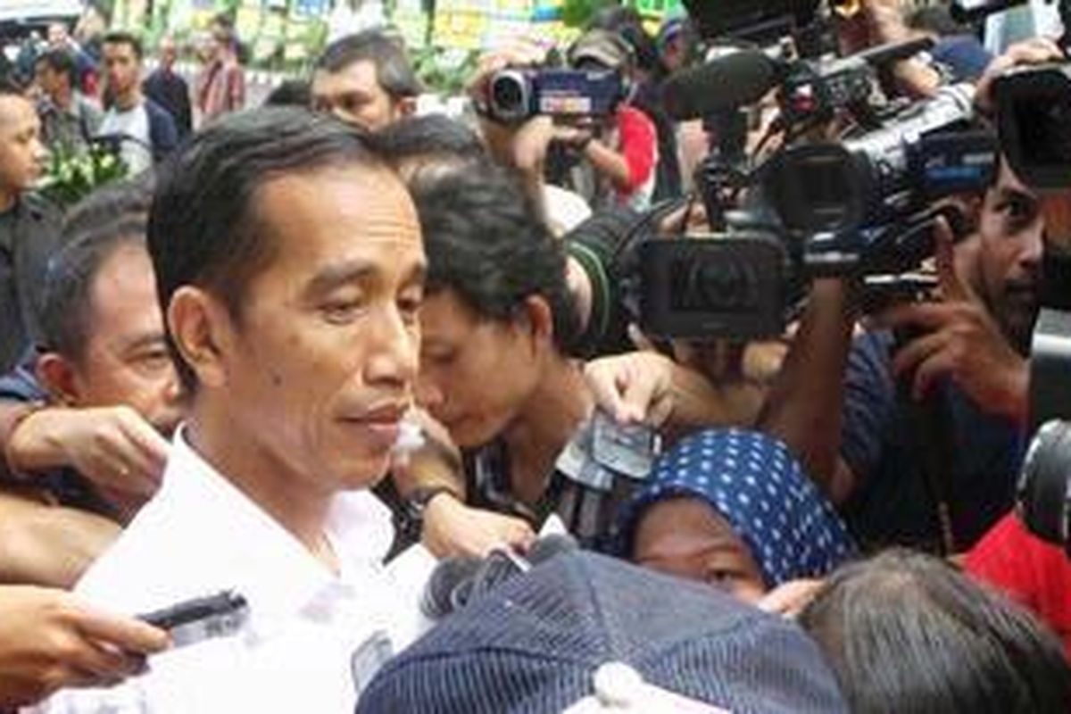 Gubernur DKI Jakarta Joko Widodo seusai melayat mendiang Taufik Kiemas, di Jalan Teuku Umar 27, Jakarta Pusat, Minggu (9/6/2013).