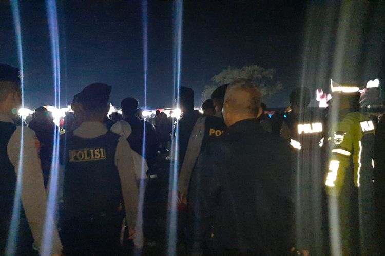 Petugas polisi saat membubarkan acara sound battle di lapangan Desa Keling, Kecamatan Kepung, Kabupaten Kediri, Jawa Timur, Sabtu (24/10/2022) malam.