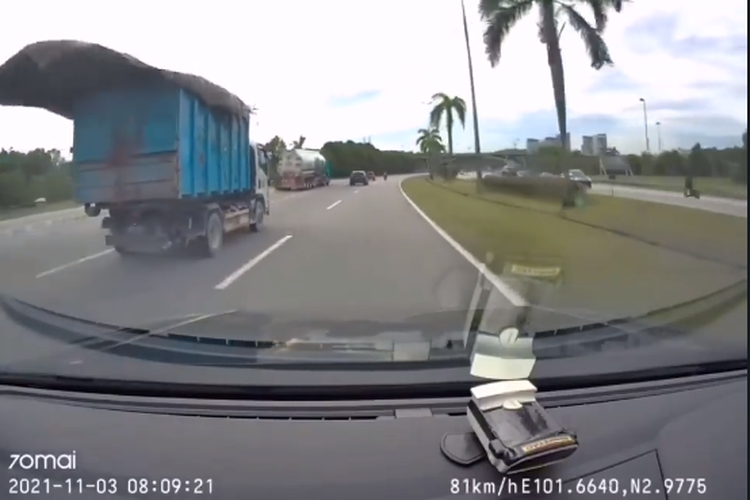 Tangkapan layar video truk dengan terpal penutup bak tidak diikat dengan rapi
