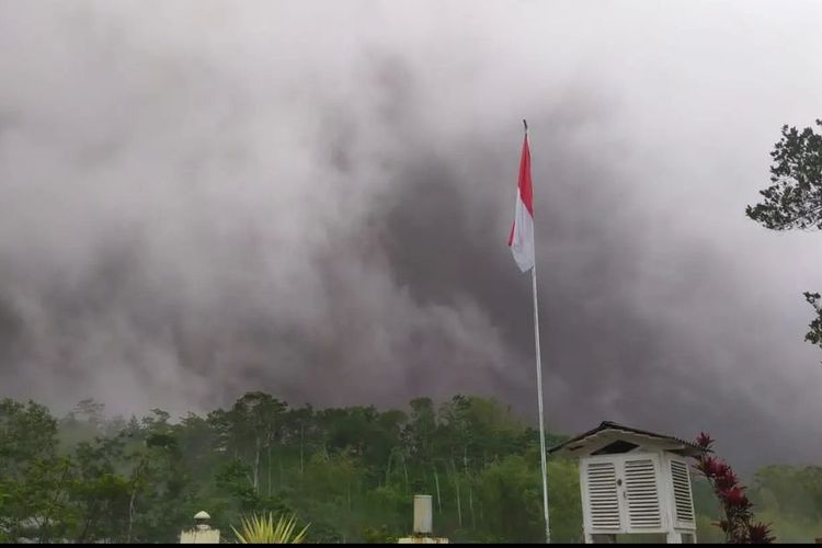 Balai Penyelidikan dan Pengembangan Teknologi Kebencanaan Geologi (BPPTKG) menginformasikan bahwa telah terjadi awan panas guguran di Gunung Merapi.