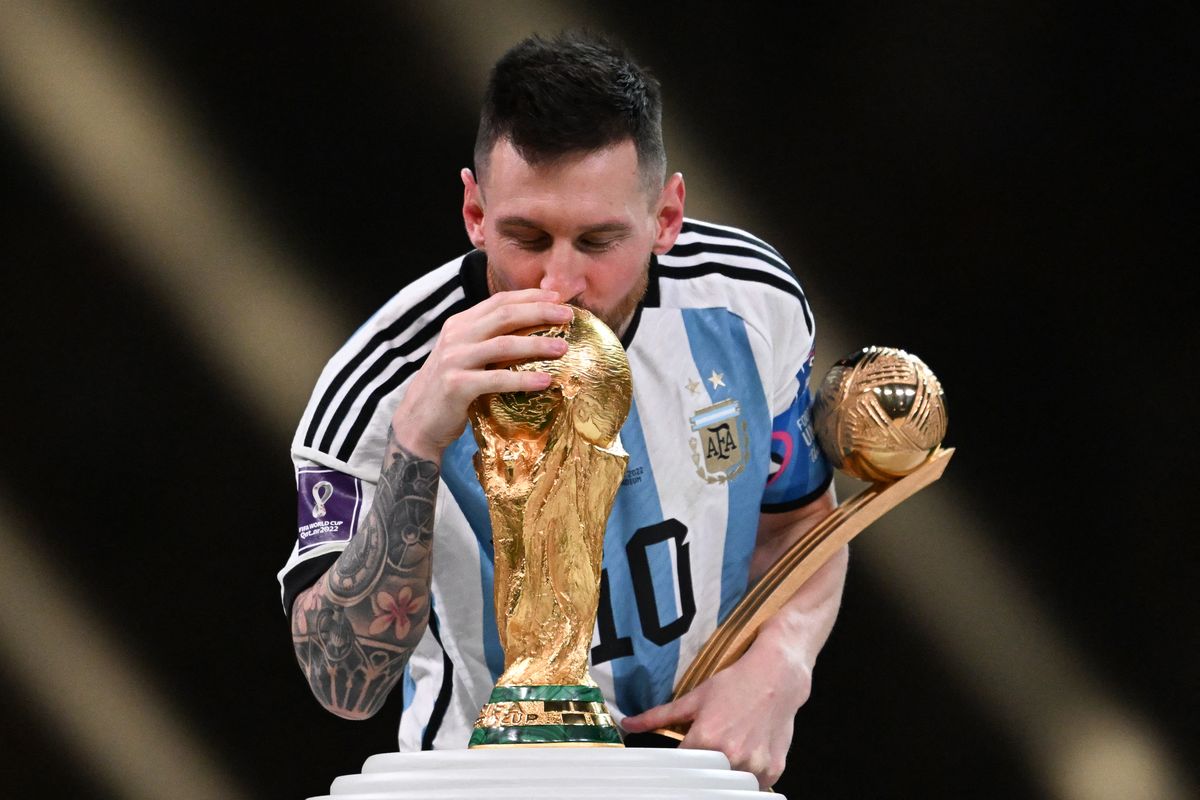 Kapten Argentina Lionel Messi mencium Trofi Piala Dunia FIFA setelah memenangi pertandingan final Piala Dunia 2022 Qatar antara Argentina vs Perancis di Stadion Lusail di Lusail, utara Doha pada Minggu 18 Desember 2022. Messi menjadi pesepak bola kesembilan yang memenangi trofi Piala Dunia FIFA, Liga Champions Eropa, dan Ballon d'Or.