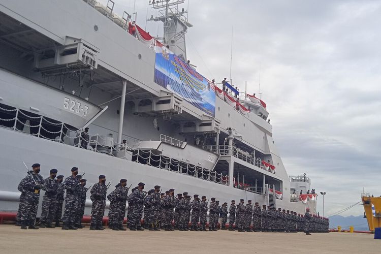 KRI Teluk Palu 532 yang baru diserahterimakan ke TNI AL di dermaga PT Daya Radar Utama, Bandar Lampung.