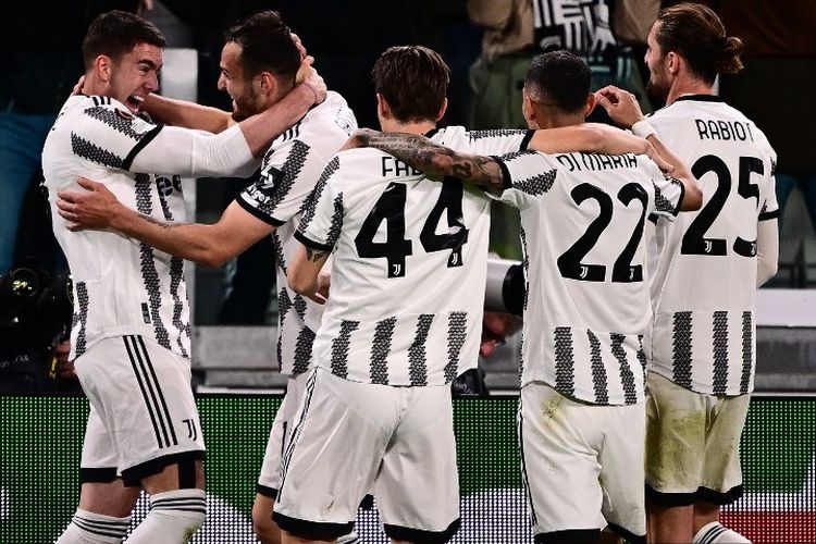 Federico Gatti dan rekan setim merayakan gol dalam laga leg pertama perempat final Liga Europa 2022-2023 antara Juventus vs Sporting CP di Stadion Allianz, Torino, 13 April 2023. (Photo by Marco BERTORELLO / AFP)