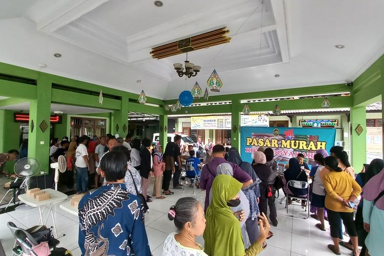 Antrean pasar murah di kantor Kemantren wirobrajan kota Yogyakarta, Selasa (27/2/2024)