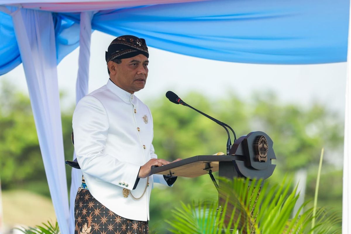 Gubernur Jawa Tengah Ahmad Luthfi dalam upacara Hari Jadi ke-80 Provinsi Jateng di lapangan Kawasan Ekonomi Khusus (KEK) Industropolis Batang, Selasa (19/8/2025).