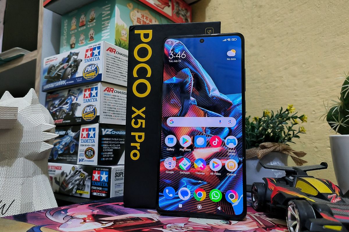 Poco X5 Pro bersama kotak penjualannya.