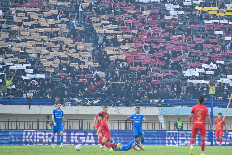 Persib Kena Denda Rp 295 Juta, Bojan Hodak Singgung Bujet Transfer Tim