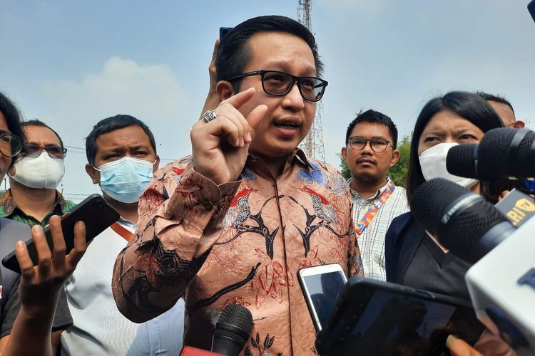 Kuasa Hukum JNE, Anthony Djono saat memberikan keterangan kepada wartawan terkait penguburan beras bansos presiden di Lapangan KSU, Tirtajaya, Sukmajaya, Depok pada Rabu (3/8/2022).