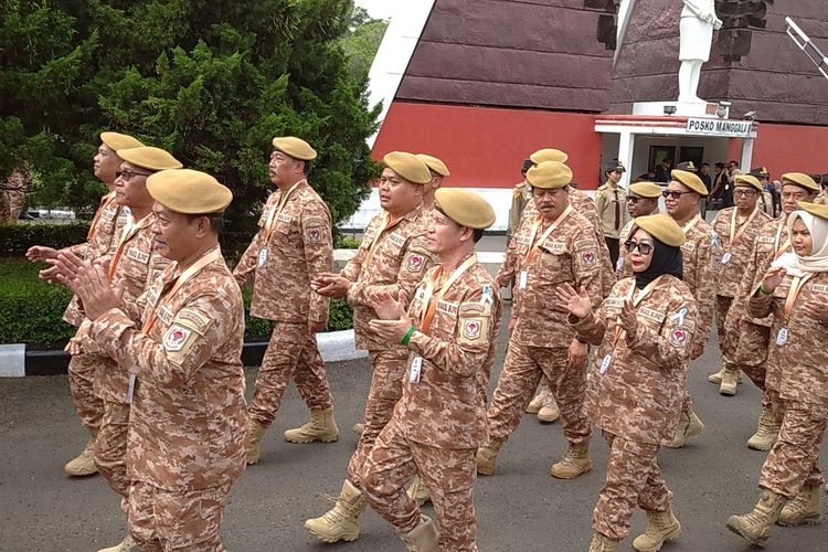 Kepala daerah peserta retret berbaris menuju area IPDN Kampus Jatinangor, Kabupaten Sumedang, Jawa Barat, Minggu (22/6/2025).