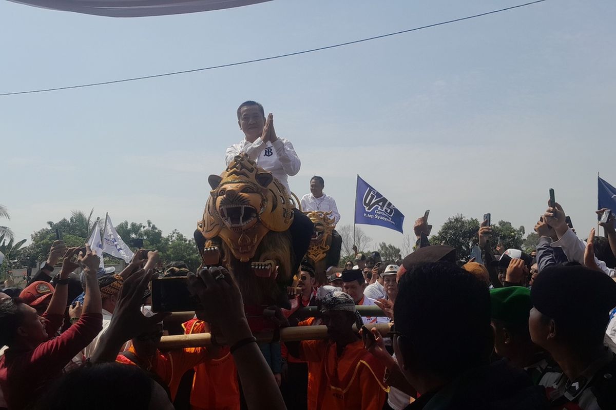 Pasangan bakal calon Aep Syaepuloh - Maslani mendaftar ke KPU Karawang untuk maju pada Pilkada Karawang 2024, Rabu (28/8/2024).