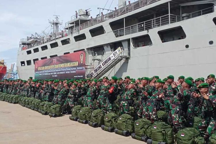 Ratusan pasukan TNI saat mengikuti Upacara Riksiapops (pemeriksaan kesiapan operasi) dan Pemberangkatan Satgas Pamtas RI-PNG Kewilayahan Provinsi Papua dan Papua Barat. Upacara dilaksanakan di Pelabuhan Soekarno Hatta Makassar, Jumat (31/3/2023).