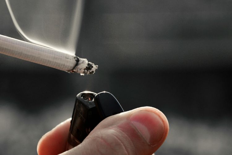 Ilustrasi. Simak penjelasan ulama terkait pertanyaan apakah merokok dan menghisap vape membatalkan puasa.