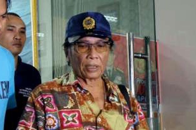 Artis peran Torro Margens meninggalkan Resmob Polda Metro Jaya, Jakarta Selatan, Selasa (4/10/2016)
