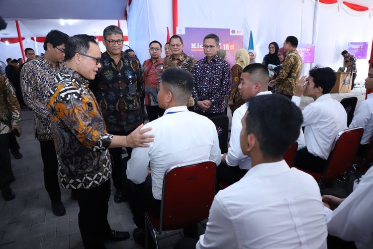 Menteri Pendayagunaan Aparatur Negara dan Reformasi Birokrasi (Menpan RB) Abdullah Azwar Anas dalam acara Kick Off Seleksi Sekolah Kedinasan Tahun 2024 di Kantor Badan Kepegawaian Negara (BKN) Pusat, Jakarta, Kamis (18/7/2024). 