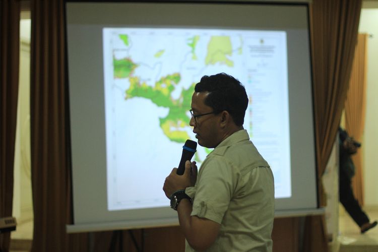 Kepala Konservasi Sumber Daya Alam Wilayah II Lahat Martialis Puspito saat memaparkan soal kejadian konflik harimau di kota Pagaralam, Sumatera Selatan, Jumat (20/12/2019).