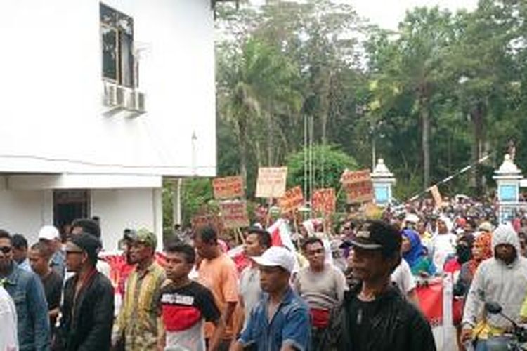 Ratusan warga Punggaloba, Kendari yang mendiami kawasan Tahura Nipa-Nipa demo di gedung DPRD Sultra,menolak relokasi yang akan dilakukan Pemprov Sultra