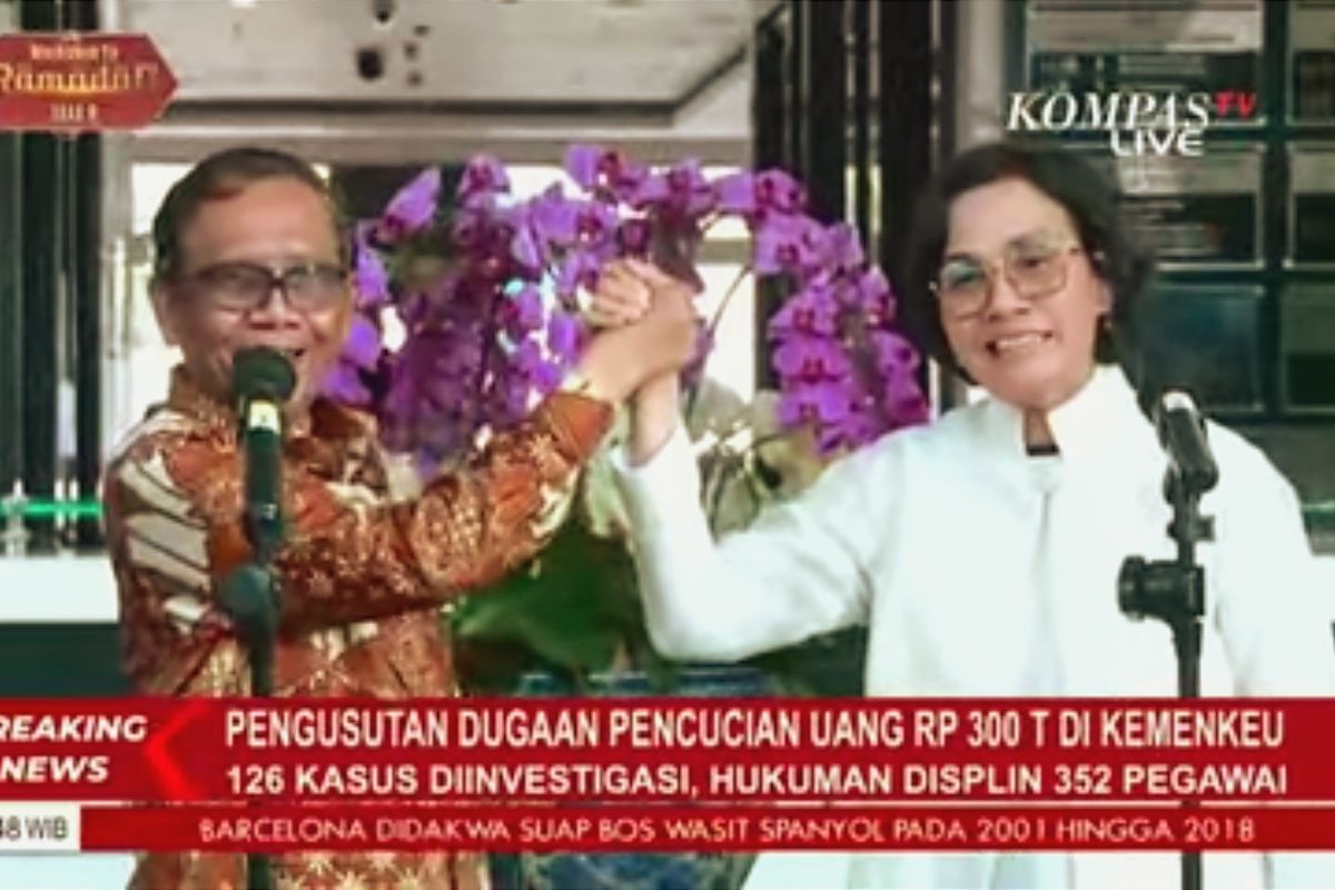 Menko Polhukam Mahfud MD dan Menkeu Sri Mulyani Indrawati melakukan salam komando usai menggelar konferensi pers bersama di Gedung Kemenkeu, Jakarta, Sabtu (11/3/2023).