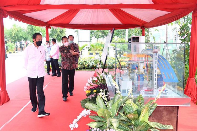 Jokowi mengecek sistem PSEL Benowo Surabaya, Kamis (6/5/2021). 