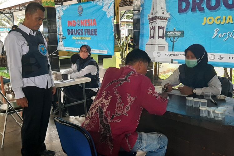 Sopir dan crew bus di Terminal Jombor, Kabupaten Sleman saat menjalani tes urine dan cek kesehatan, Jumat (5/4/2024). Kegiatan ini digelar oleh BNNP DIY bersama Dishub DIY dan Organda.