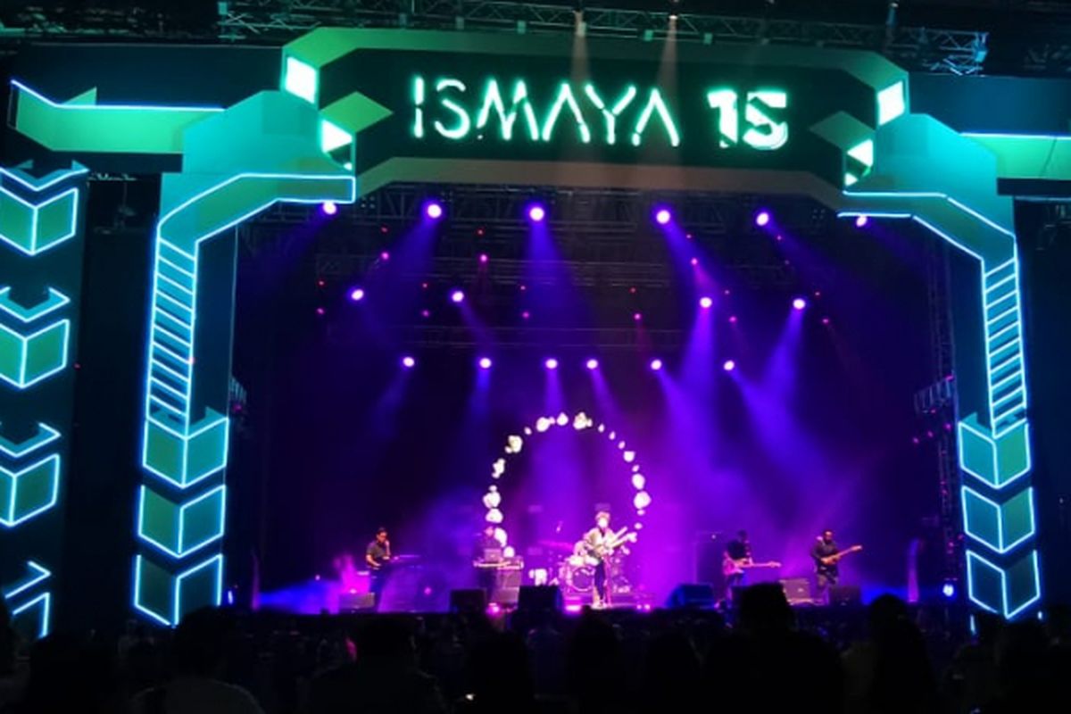 Kunto Aji saat beraksi dalam konser Ismaya 15 yang digelar di Istora Senayan, Jakarta Pusat, Jumat (9/11/2018).