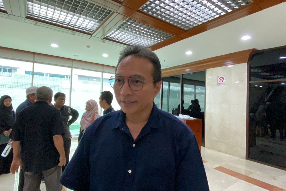 Ketua Ikatan Dokter Anak Indonesia (IDAI) Piprim Basarah Yanuarso usai melapor polemik mutasi ke BAM DPR RI di Kompleks Parlemen, Senayan, Jakarta Pusat, Rabu (7/5/2025).