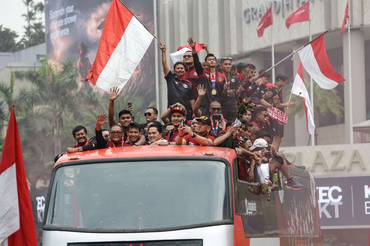 Pawai Timnas Skuad Garuda Muda disambut mayarakat di Budaran Hotel Indonesia, Jakarta, Jumat (19/5/2023).  Timnas U22 Indonesia berhasil meraih medali emas SEA Games 2023.