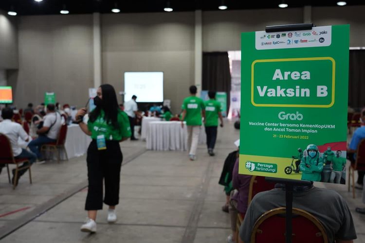 Grab Vaccine Center (GVC) bersama KemenkopUKM dan Taman Impian Jaya Ancol di Allianz Ecopark, Ancol, Selasa (22/2).