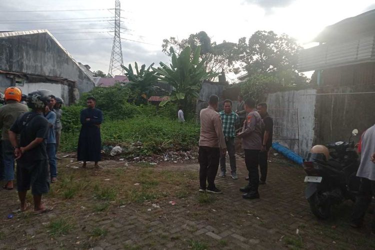 Polisi yang melakukan olah TKP di sebuah lahan kosong lokasi penemuan kerangka manusia di Jalan Tamangapa Raya, Kecamatan Manggala, Kota Makassar, Sulsel, Senin (10/6/2024).