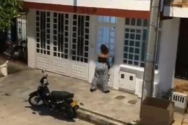 Potongan gambar dari video yang beredar memperlihatkan seorang wanita menggedor pintu rumah. Dia marah karena melihat pacarnya berselingkuh, dengan si pria menurunkan selingkuhannya dari balkon rumah.