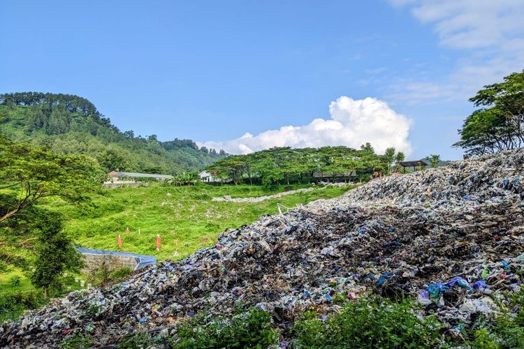Pemerintah Akan Siram Timbunan Sampah di TPA untuk Cegah Kebakaran
