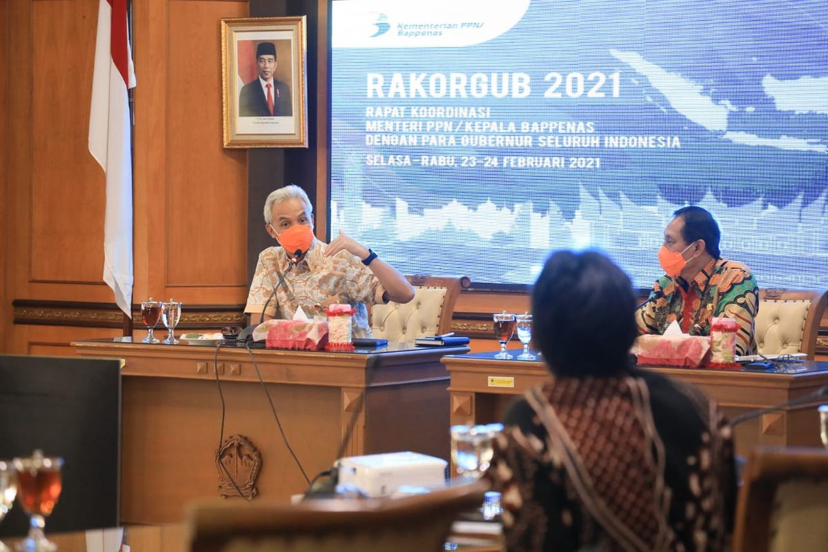 Gubernur Jawa Tengah (Jateng) Ganjar Pranowo saat mengusulkan program prioritas pada Menteri Perencanaan Pembangunan Nasional/Kepala Bappenas Suharso Monoarfa dalam rapat koordinasi (rakoor) usulan program prioritas nasional, Rabu (24/2/2021).
