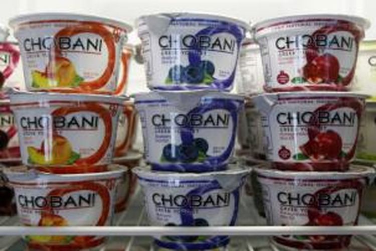 Yogurt Chobani, sponsor resmi tim Olimpiade Musim Dingin AS 2014, masih menunggu untuk dikirimkan ke Sochi. Pemerintah Rusia tidak mengizinkan masuknya yogurt Amerika itu, karena menurut mereka, Departemen Pertanian Amerika tidak bersedia memberikan sertifikat yang diperlukan untuk pengiriman yogurt itu.