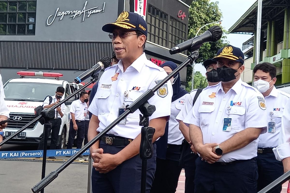 Direktur Utama PT KAI Didiek Hartantyo dalam Apel Gelar Pasukan Nataru 2022/2023 di Stasiun Gambir, Jakarta, Kamis (22/12/2022).