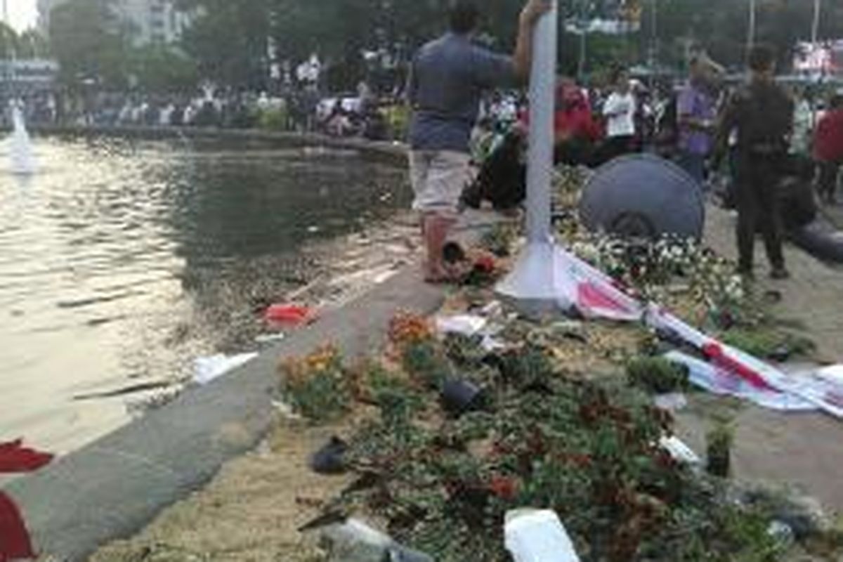 Taman air mancur dekat Gedung Indosat, Jalan Medan Merdeka Barat rusak akibat terinjak-injak massa, Kamis (21/8/2014).