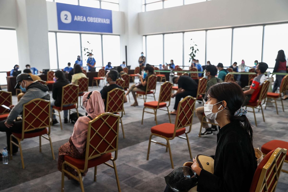 Suasana proses vaksin Covid-19 Astra Zeneca dosis pertama kepada pelaku ekonomi kreatif di Sentra Vaksinasi Central Park dan Neo Soho Mall, Jakarta Barat, Selasa (8/6/2021). Kemenparekraf membuka program vaksinasi Covid-19 bagi para pelaku pariwisata dan ekonomi kreatif di area Jakarta yang berlangsung dari tanggal 8 hingga 11 Juni 2021.